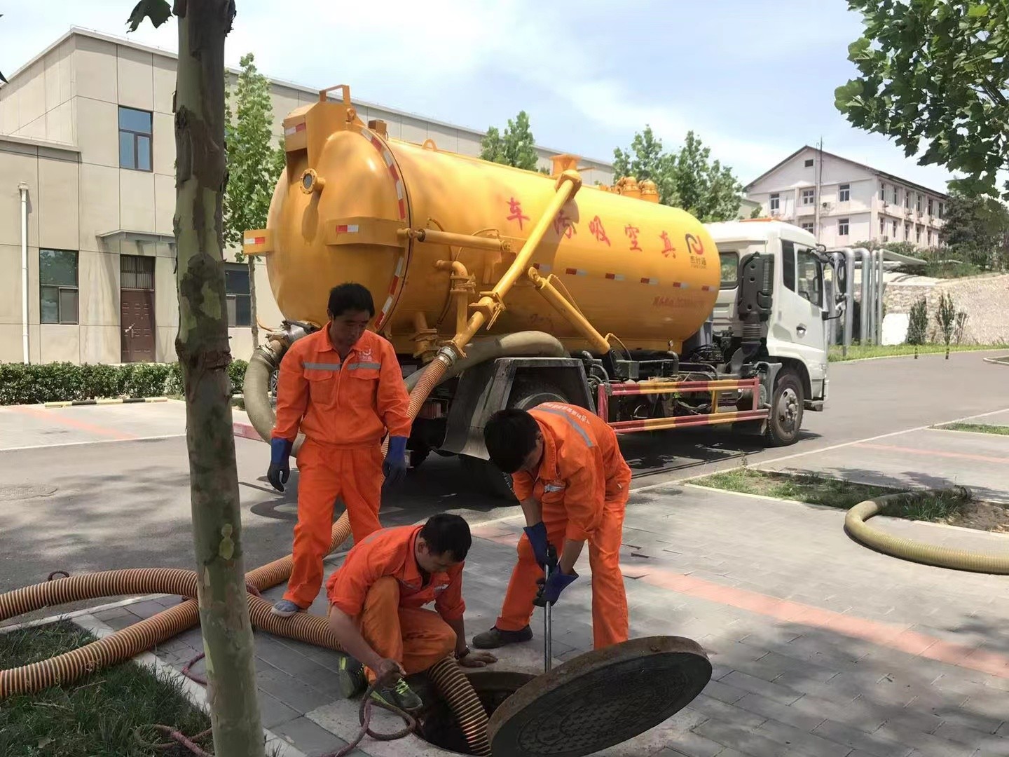 奈曼管道疏通车停在窨井附近